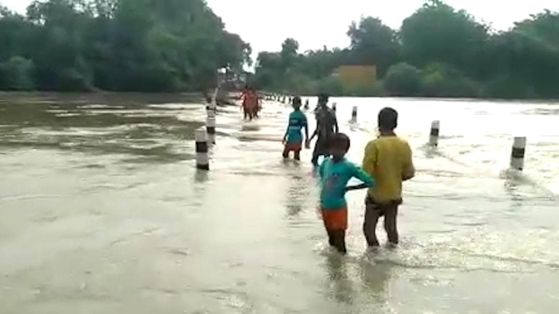 Birbhum flood update: ব্রিজে উঠল জল, নতুন করে বানভাসীর আশঙ্কায় বীরভূমের মানুষ