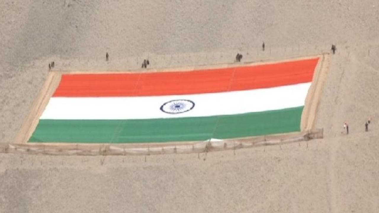 World's Largest Khadi Tiranga: लेह में लहराया गया दुनिया का सबसे बड़ा खादी का 'तिरंगा' 