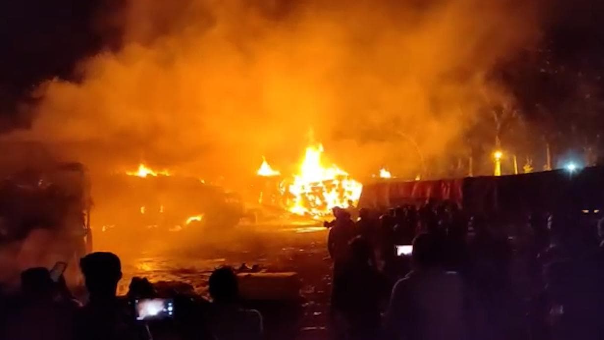 Bangaon Fire: মাঝরাতে তুলোবোঝাই লরিতে আগুন বনগাঁয়, দমকলের দীর্ঘক্ষণের চেষ্টায় নিয়ন্ত্রণে এল লেলিহান শিখা