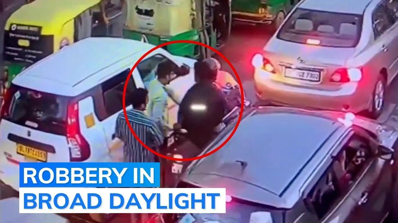 On camera: men rob ₹40 lakhs from biker's bag at Delhi traffic signal