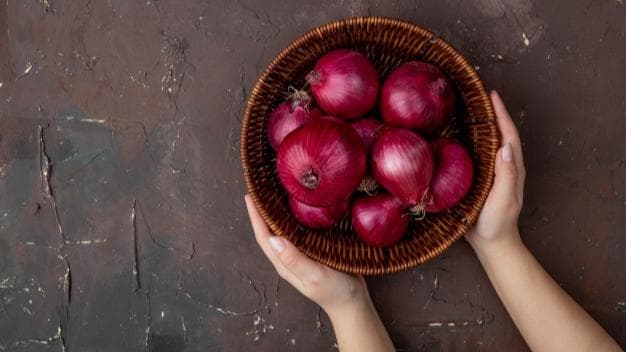 गिरते बालों से हैं परेशान, ट्राई कीजिए लाल प्याज़ का रस और भृंगराज, किसी वरदान से कम नहीं ये नुस्खा