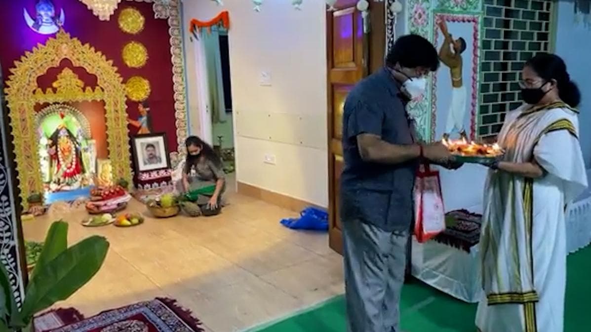 Mamata Banerjee: সন্ধ্যারতি করে নিজেই বাড়ির কালীপুজো শুরু করলেন মুখ্যমন্ত্রী মমতা বন্দ্যোপাধ্যায়