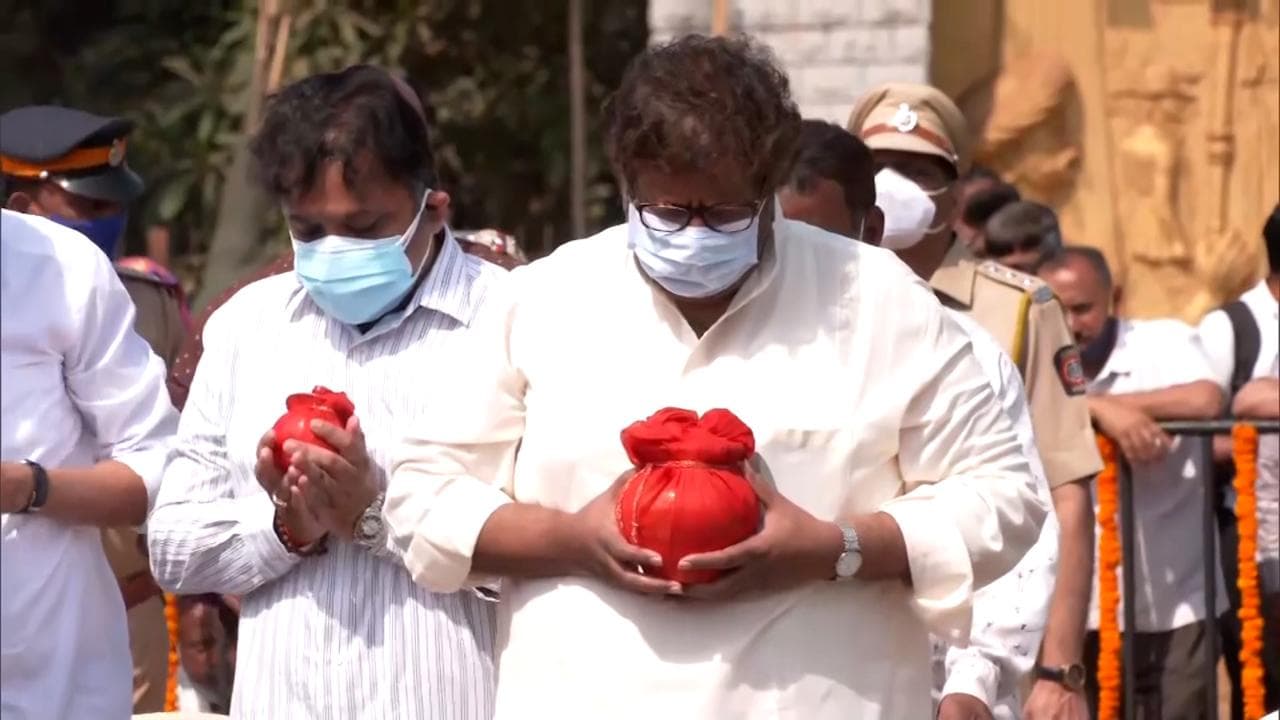 Lata Mangeshkar की  फैमिली पहुंची शिवाजी पार्क, भतीजे आदिनाथ को सौंपी गईं लता जी की अस्‍थ‍ियां