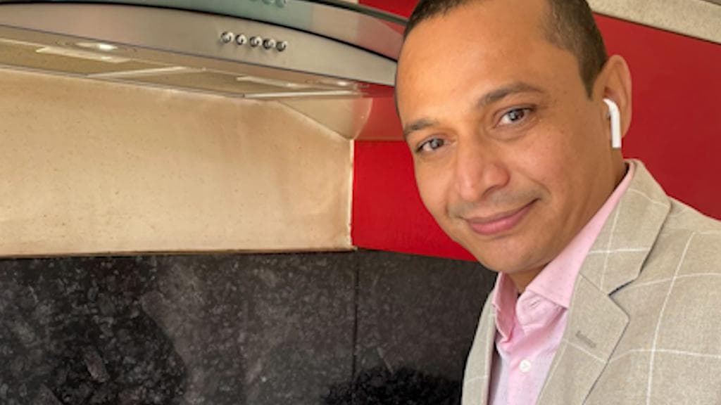 IAS officer coocking: গ্যাস জ্বালানোই নেই, অথচ পোহা রাঁধলেন আইএএস অফিসার, মিমবন্যায় ভাসছে সোশ্যাল মিডিয়া