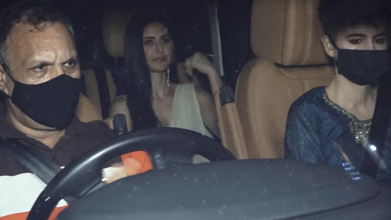 Vicky-Katrina wedding update : মায়ের সঙ্গে ভিকির বাড়িতে ক্যাট, হাত নাড়লেন পাপারাজ্জিদের উদ্দেশে