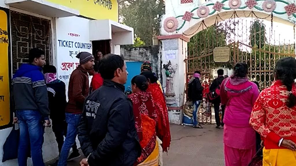 Bakreshwar New Year 2022: নববর্ষে মানুষের ঢল নামল বক্রেশ্বরে, তোয়াক্কা নেই করোনা-বিধির