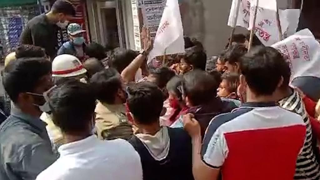 SFI: রাজ্যের শিক্ষাপ্রতিষ্ঠান খোলার দাবিতে এসএফআইয়ের মিছিল ঘিরে ধুন্ধুমার দমদমে, নামল র‍্যাফ