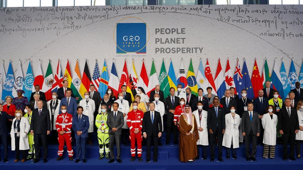 PM Modi: জাস্টিন, ট্রুডো, জনসনের সঙ্গে হালকা মেজাজে মোদী, হাসি মুখে তুললেন 'ফ্যামিলি ফটো'