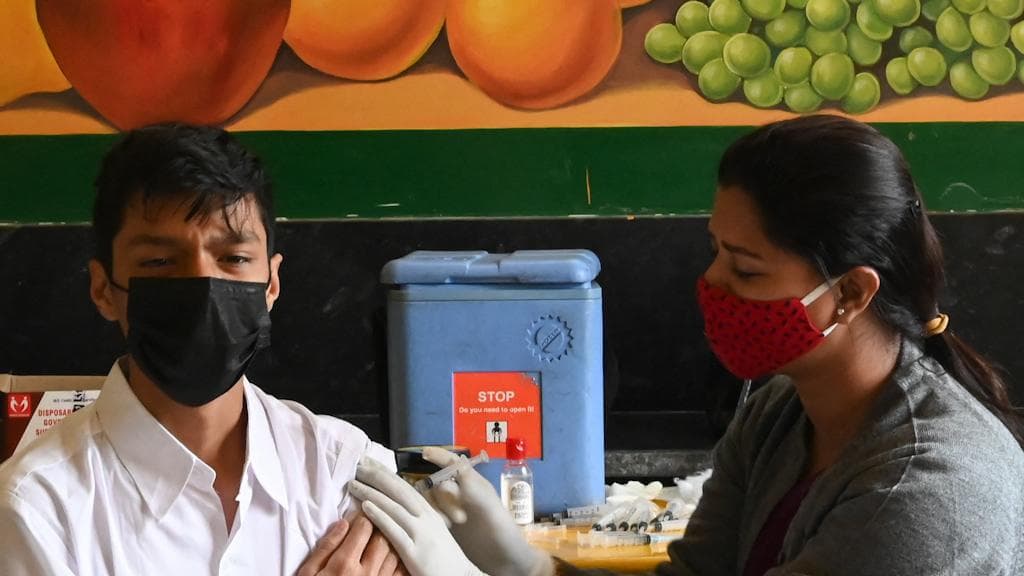 Covid-19 Vaccination: ১৫ ঊর্ধ্বদের টিকাকরণে দেশে 'লাস্ট বয়' বাংলা, দাবি কেন্দ্রের