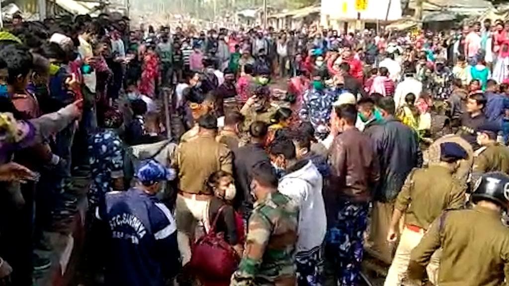 Rail: ট্রেন বাতিলের প্রতিবাদে অবরোধ, শিয়ালদহের দুই শাখায় বিপর্যস্ত পরিষেবা