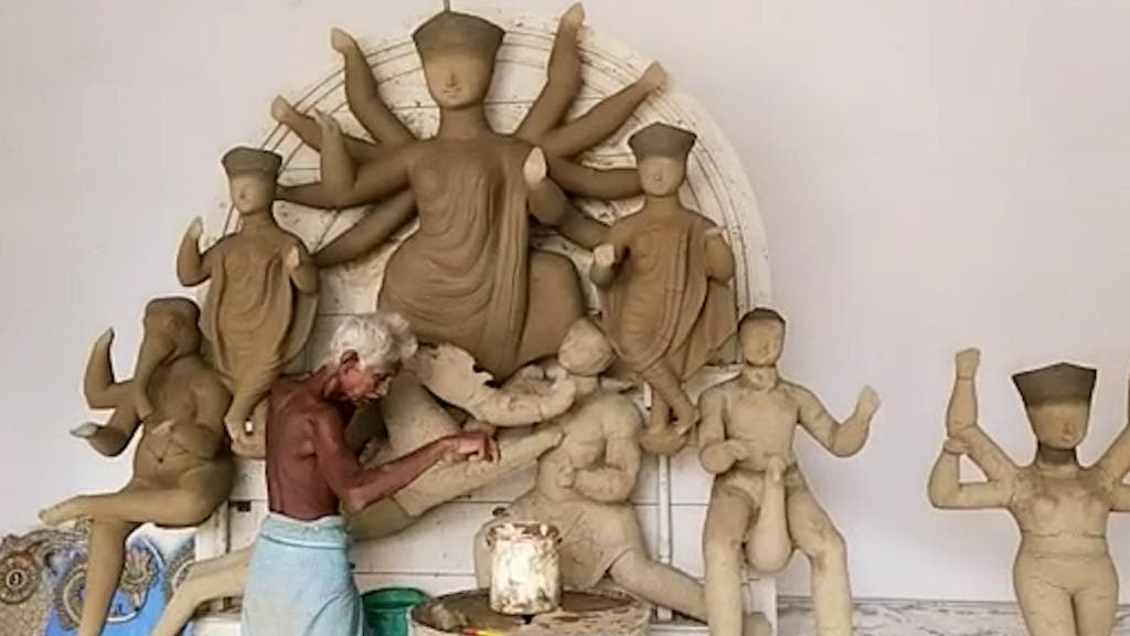 Shantipur Saha Para Durga Puja: ১২৯ বছরের বারোয়ারি পুজোয় মা আসেন ঘোটকের ওপরে