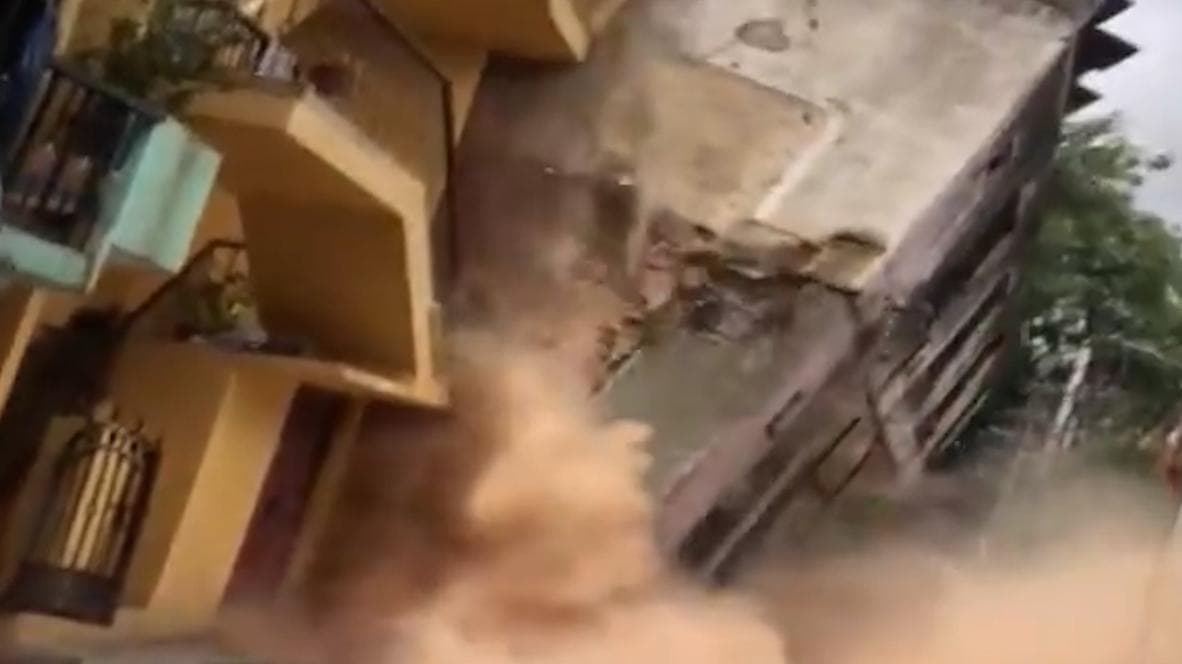  Watch: গুঁড়িয়ে গেল তিনতলা বাড়ি, ক্যামেরায় ধরা পড়ল হাড়হিম করা ভিডিও