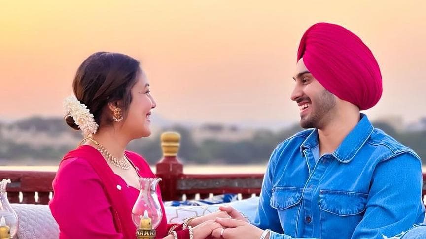 Neha Kakkar Anniversary: शाही अंदाज़ में मनाई शादी की सालगिरह, रोहन ने ऐसे ज़ाहिर किया प्यार