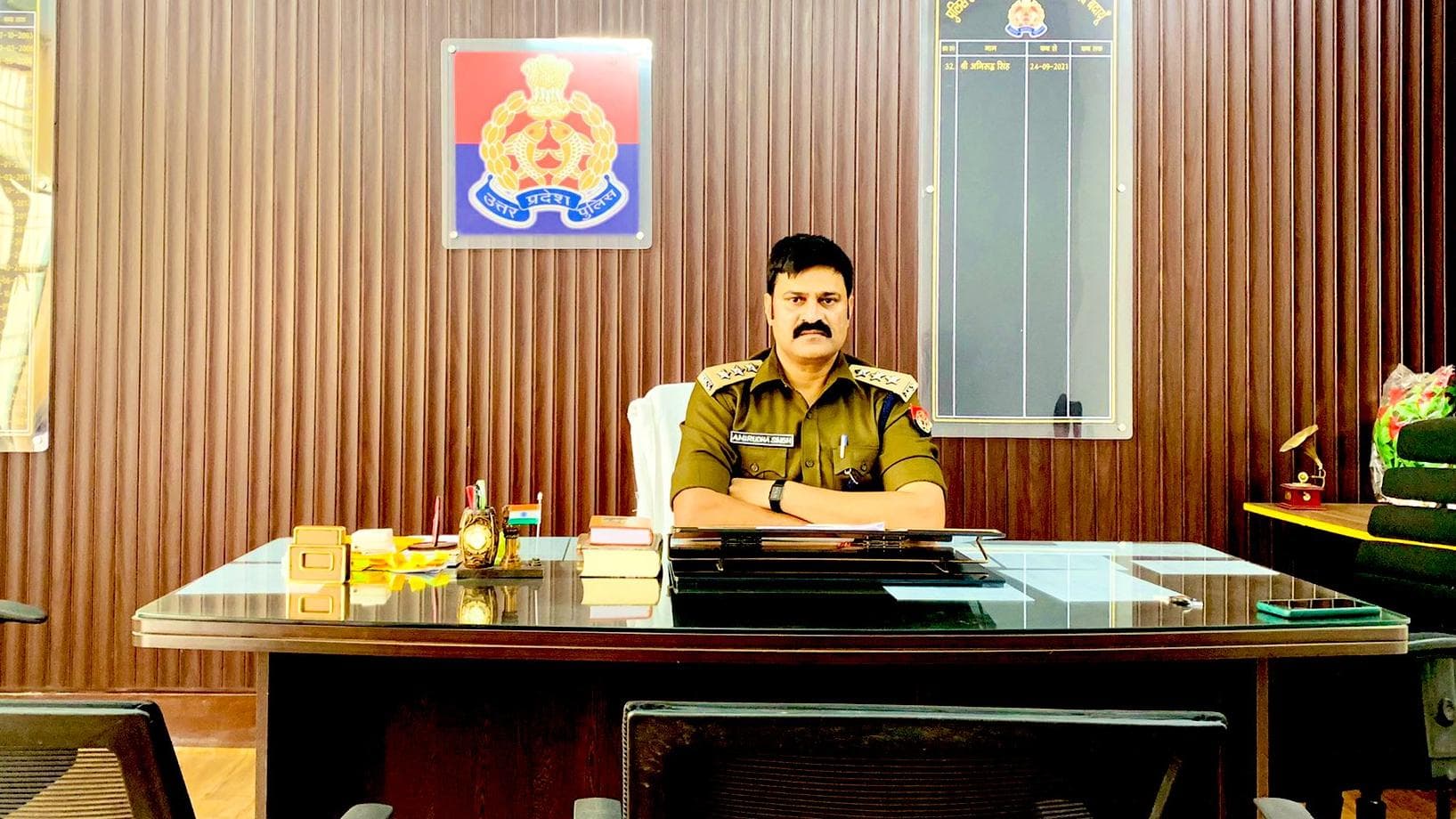 ‘एनकाउंटर स्पेशलिस्ट’ से क्यों भिड़े अखिलेश के नेता ? विधायक समेत 100 पर हुआ केस