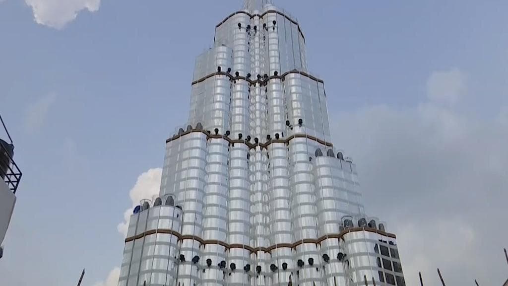 Durga Puja: বুর্জ খলিফা দেখতে দুবাই যেতে হবে না, আসুন কলকাতার এই মণ্ডপে 