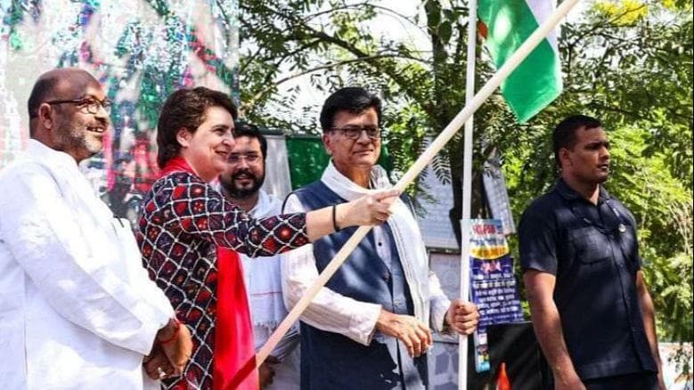 UP में Congress की प्रतिज्ञा यात्रा, Priyanka Gandhi ने हरी झंडी दिखाकर की रवाना