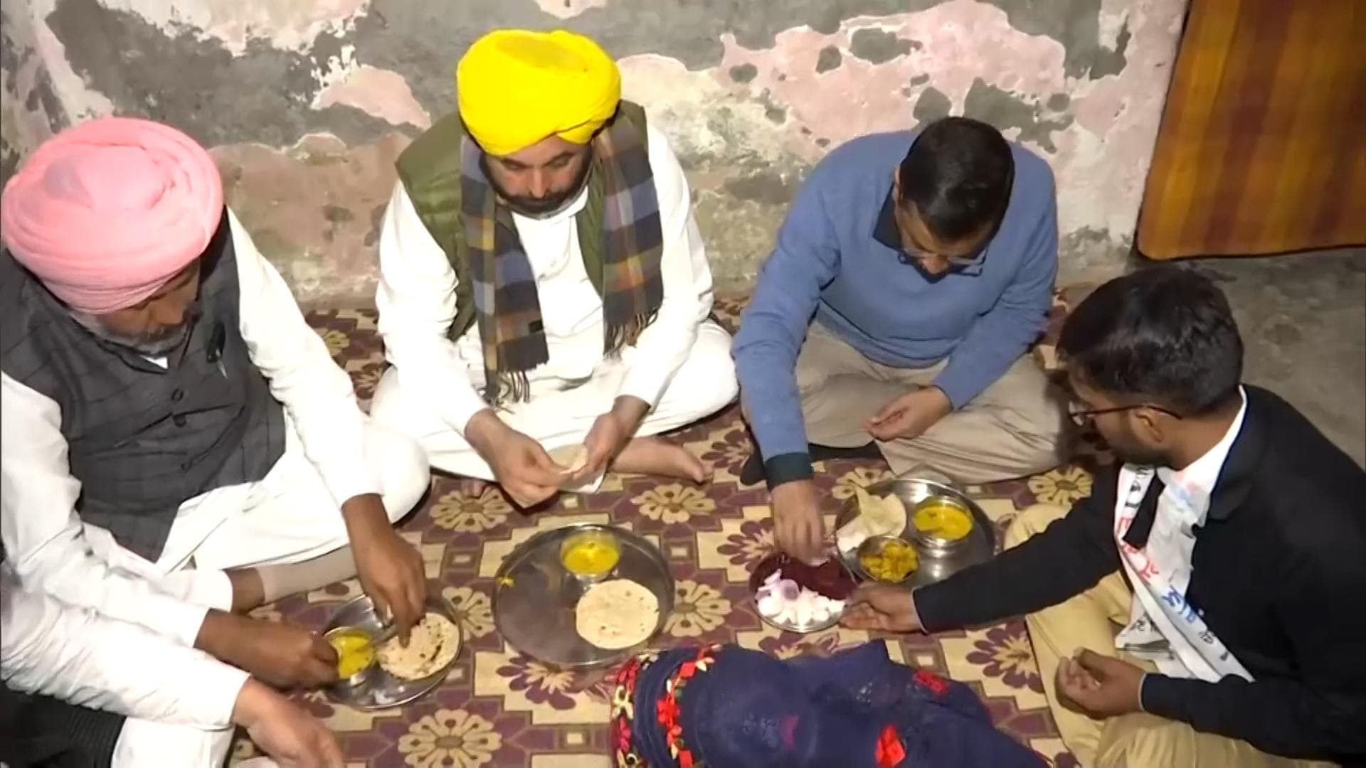 Punjab auto driver invites Arvind Kejriwal for dinner. Watch his prompt reply 