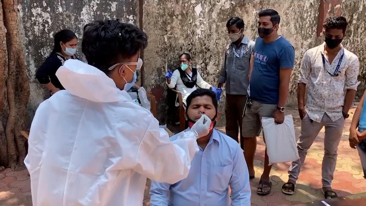 West Bengal Covid Update: ওমিক্রন আবহেই রাজ্যে কমল দৈনিক করোনা সংক্রমণ, কলকাতায় একদিনে মৃত ১৩