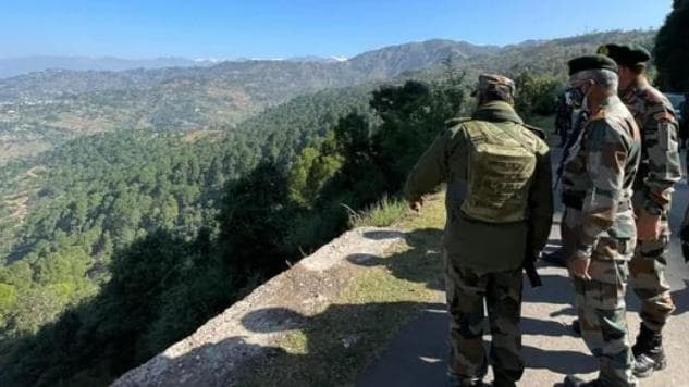 कश्मीर में LoC पर पहुंचे आर्मी चीफ नरवणे, आतंकियों और Pakistan को दिया सख्त संदेश