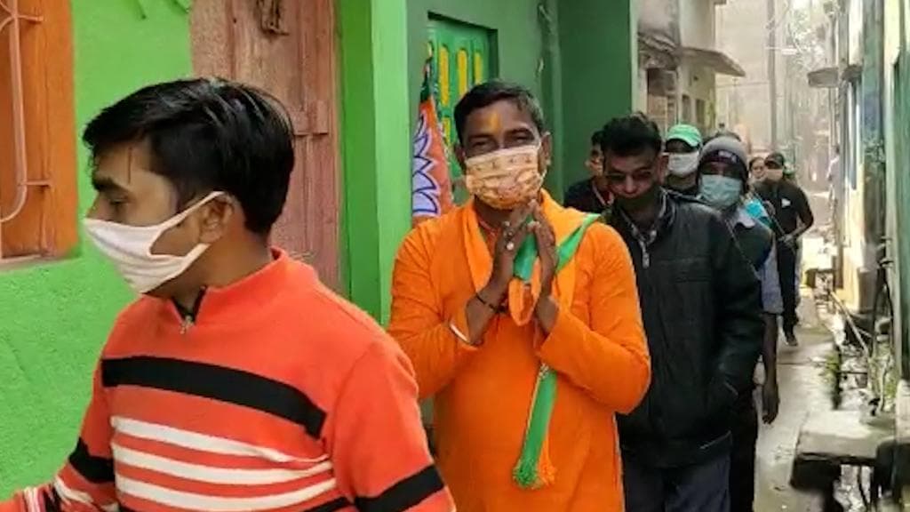 Asansol: শিকেয় উঠল কোভিডবিধি, বাজনা-বাদ্যি সহযোগে ধুমধাম করে প্রচার বিজেপি প্রার্থী কাঞ্চন সিনহার