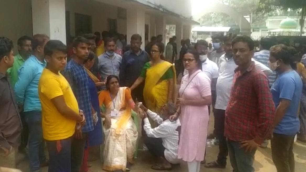 West Bengal Municipal Election: শান্তিপুরে তৃণমূল প্রার্থীকে মাটিতে ফেলে মার, অভিযোগ বামেদের বিরুদ্ধে