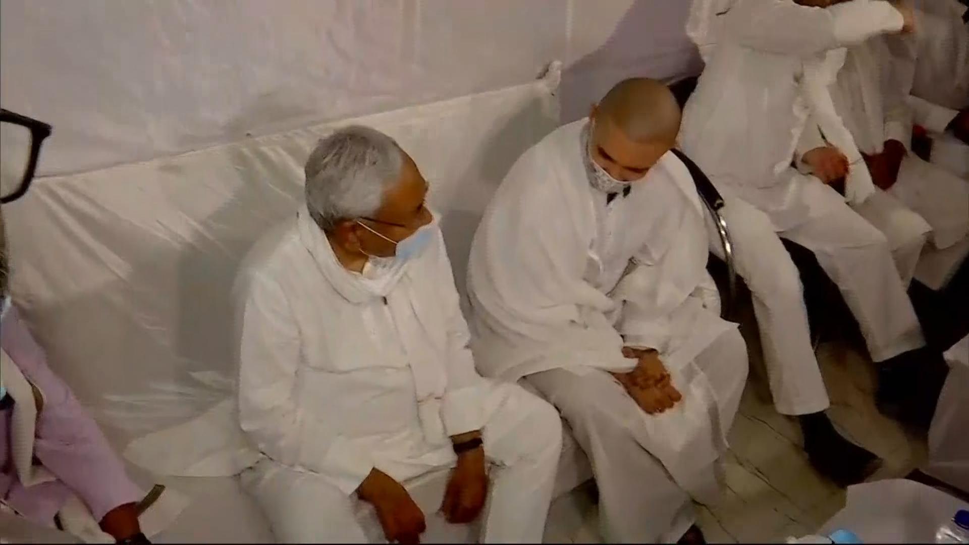 Nitish attends Ram Vilas Paswan's 'shraddh', meets Chirag