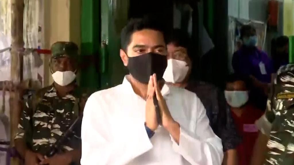 Abhishek castes his vote: ভোট দিলেন অভিষেক। কিন্তু তাঁর শরীরী ভাষা কি অন্য ইঙ্গিত দিচ্ছে? 