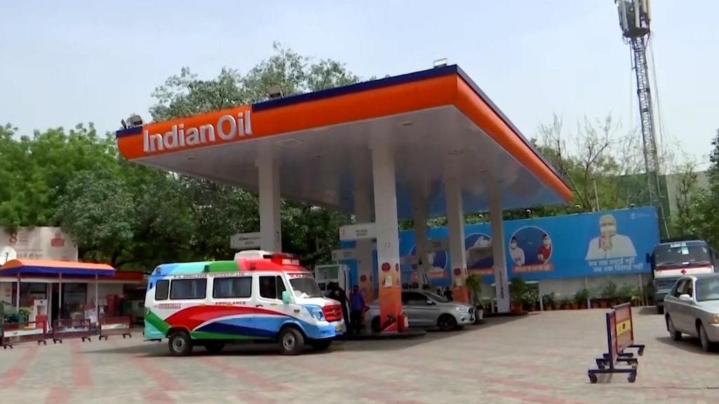 Petrol and Diesel: উৎসবের আবহে ফের দাম বাড়ল জ্বালানি তেলের, পেট্রলের দাম ১০৫.৪৪ 