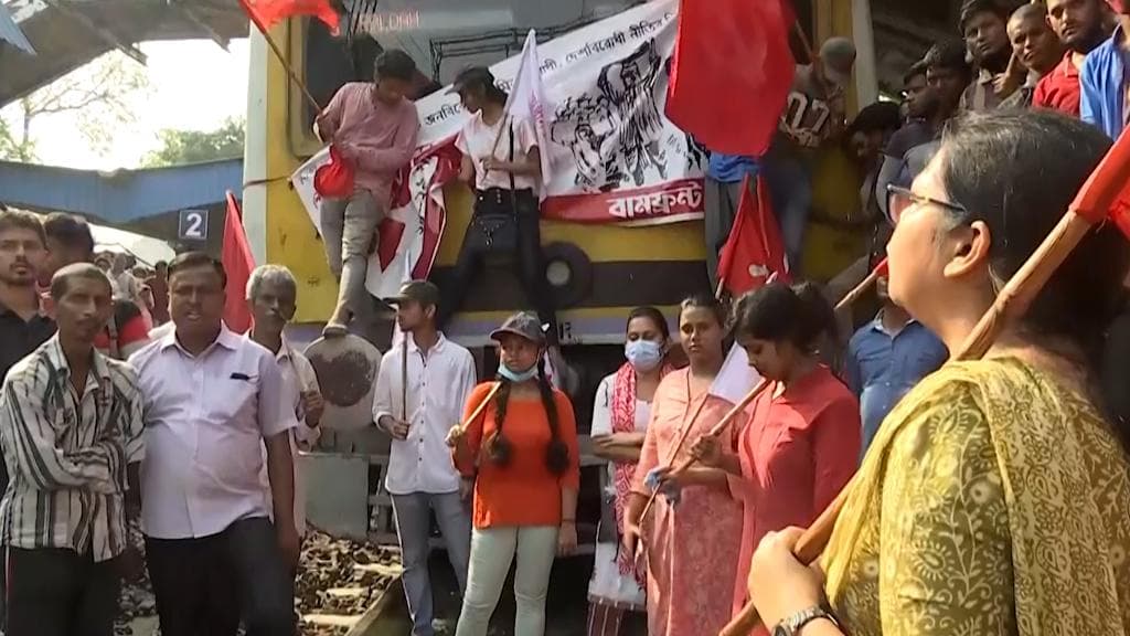 Bharat Bandh: ধর্মঘটের মিশ্র প্রভাব রাজ্যে; রেল, জাতীয় সড়ক অবরোধ
