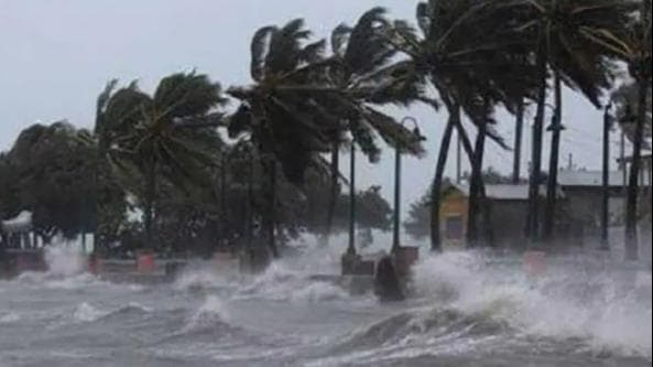 Cyclone Gulab: ओडिशा-आंध्र के तटीय इलाकों से टकराने के बाद कमजोर पड़ा 'गुलाब', 2 मछुआरों की मौत