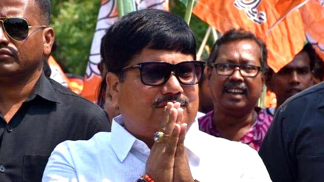 Arjun Singh: বাড়ির বাইরে বেরতেই অর্জুন সিংকে ঘিরে বিক্ষোভ, ইটবৃষ্টি, লাঠি চালাল পুলিশ