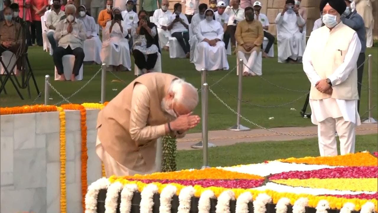 Rajghat: राष्ट्रपति, PM और सोनिया गांधी ने दी बापू को श्रद्धांजलि, मोदी बोले- गांधी हर पीढ़ी के लिए आदर्श