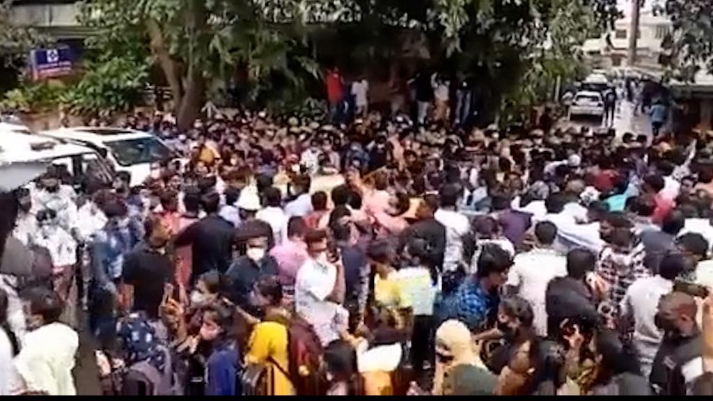Puneeth Rajkumar Funeral: परिवार पर टूटा दुखों का पहाड़, पिता का शव देख बिलख-बिलख कर रोई बेटी