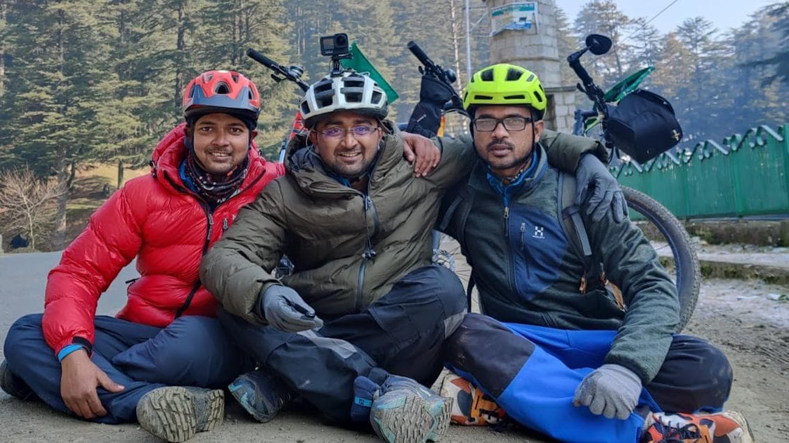 Cycle: বরফে মোড়া ভূস্বর্গে সাইকেলে পাড়ি তিন বাঙালির