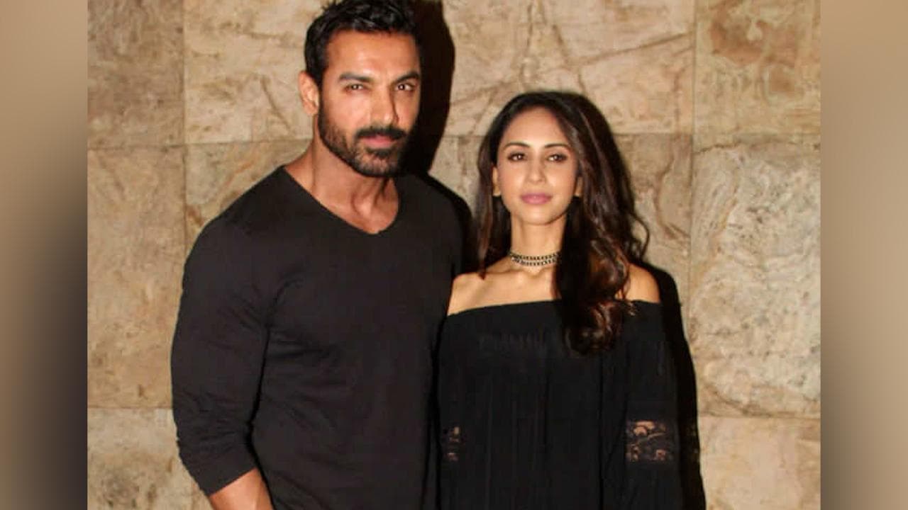 John Abraham और उनकी पत्नी प्रिया को हुआ Corona, सोशल मीडिया पर दी जानकारी