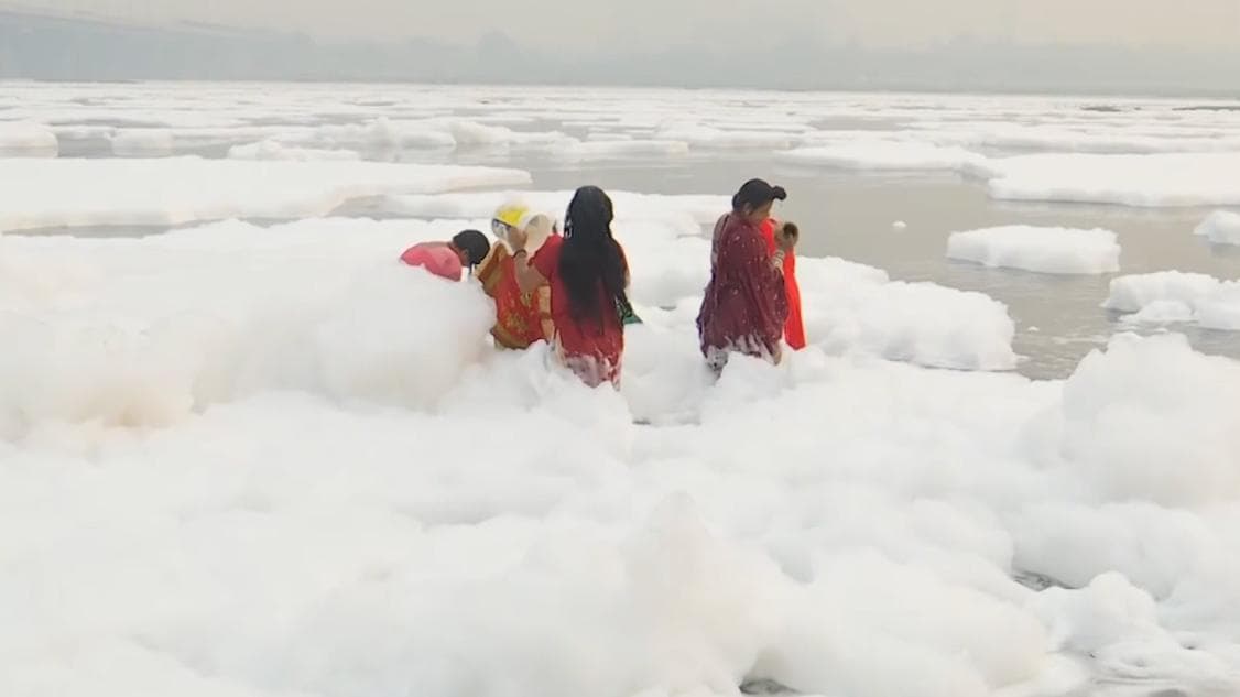 Chhath Puja 2021: यमुना के जहरीले सफेद झाग में नहाते दिखे व्रतधारी ! सियासत में डूबे बीजेपी-आप 