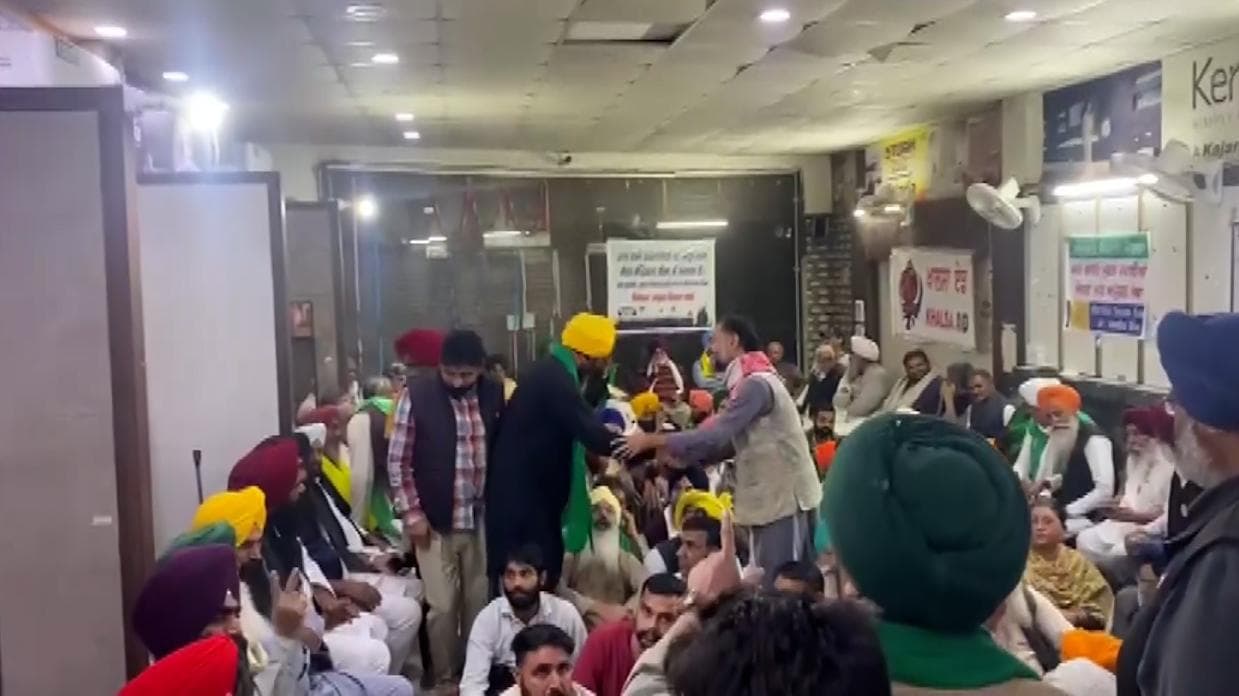 Singhu border पर संयुक्त किसान मोर्चा की बैठक जारी, राकेश टिकैत शामिल नहीं