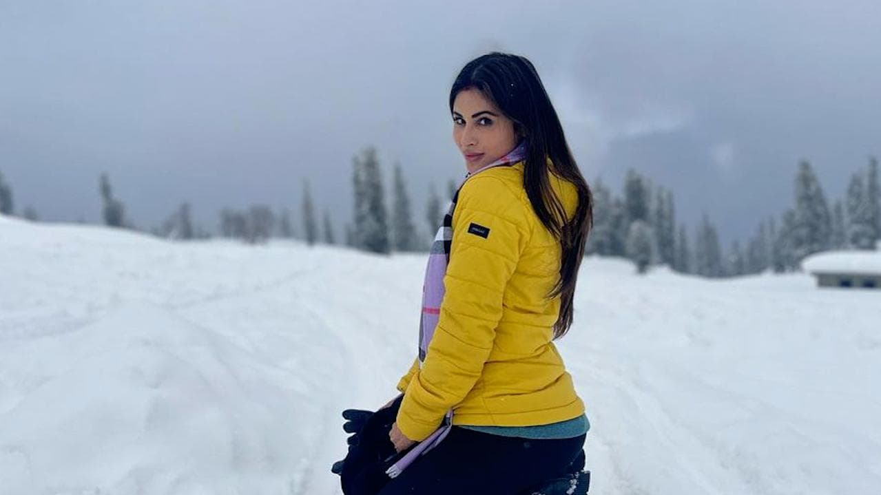 Mouni Roy कश्मीर की वादियों में मना रही हैं हनीमून, स्नोमोबाइल की सवारी का उठता लुत्फ 