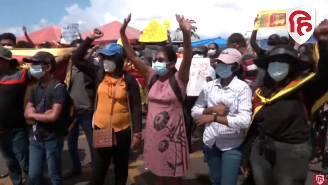 Srilanka crisis: SL vs Australia टेस्ट मैच के दौरान स्टेडियम में घुस गए प्रदर्शनकारी, जमकर किया बवाल