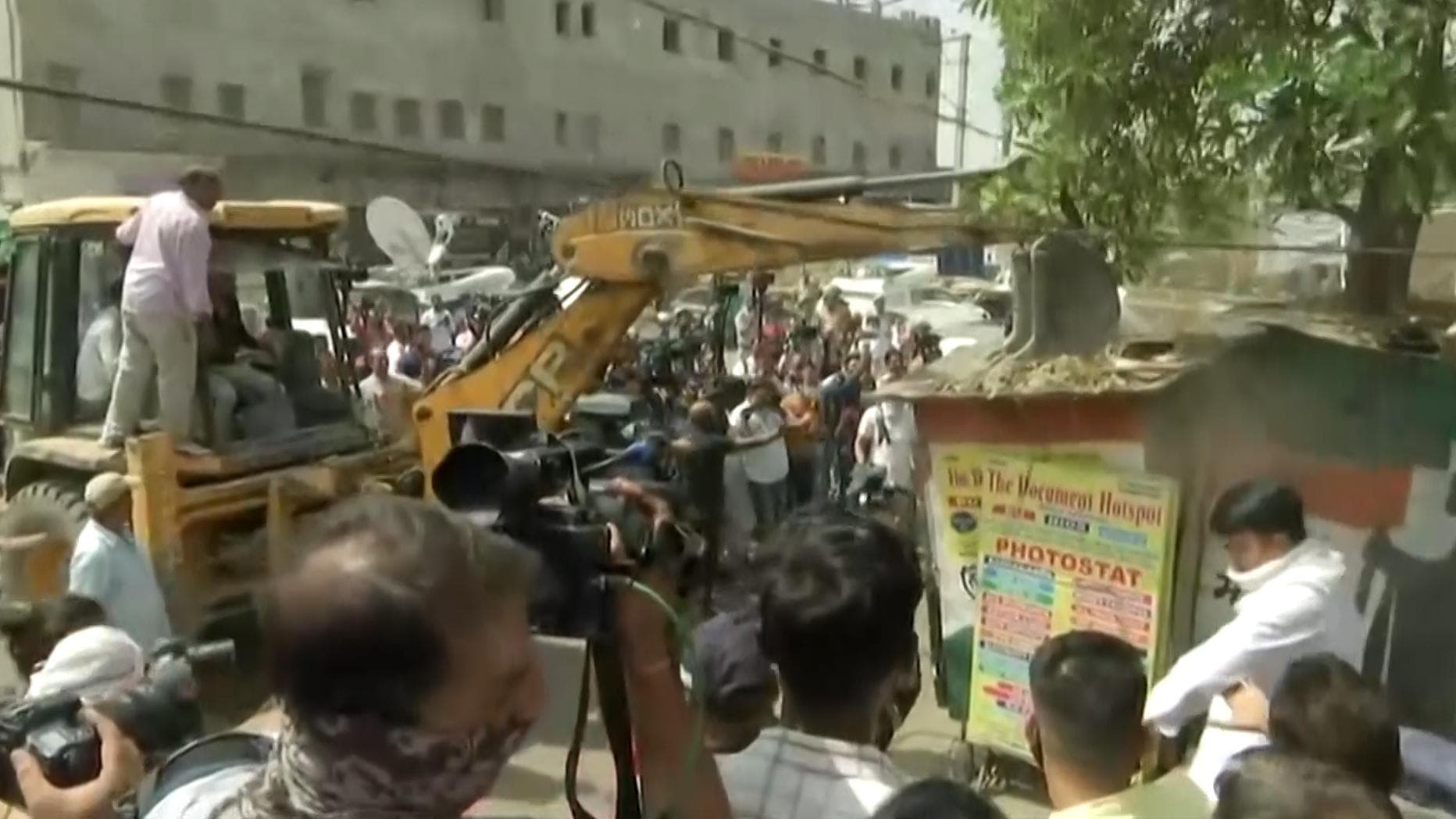Civic officials begin demolition drive in Delhi's Jahangirpuri