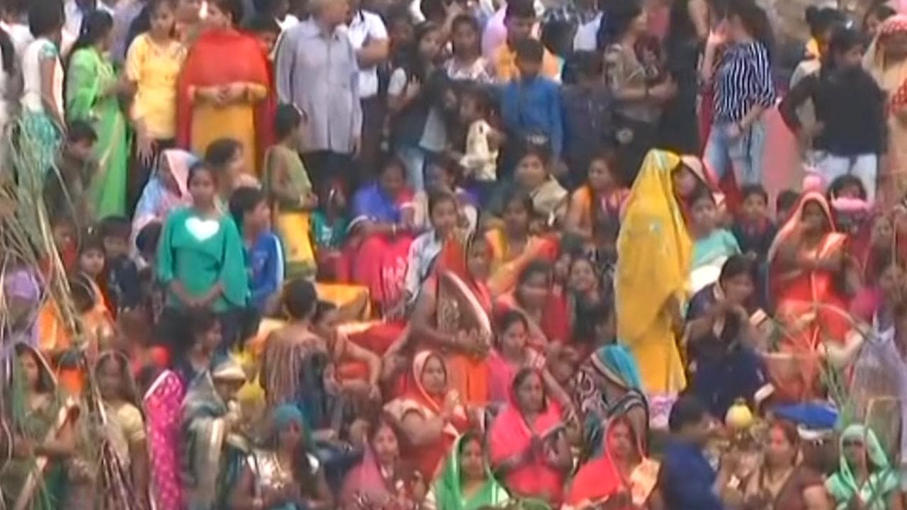 Delhi: DDMA ने सार्वजनिक जगहों पर छठ पूजा करने पर लगाई रोक, जुलूस निकालने पर भी पाबंदी