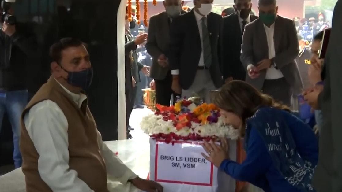 Brig. Lidder: কপ্টার দুর্ঘটনায় মৃত ব্রিগেডিয়ার লিড্ডারকে চোখের জলে শেষ বিদায় জানালেন স্ত্রী ও কন্যা