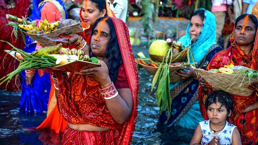 Chhat Puja: কোথাও বেনিয়ম, কোথাও আইন মেনে ছটের বিসর্জন