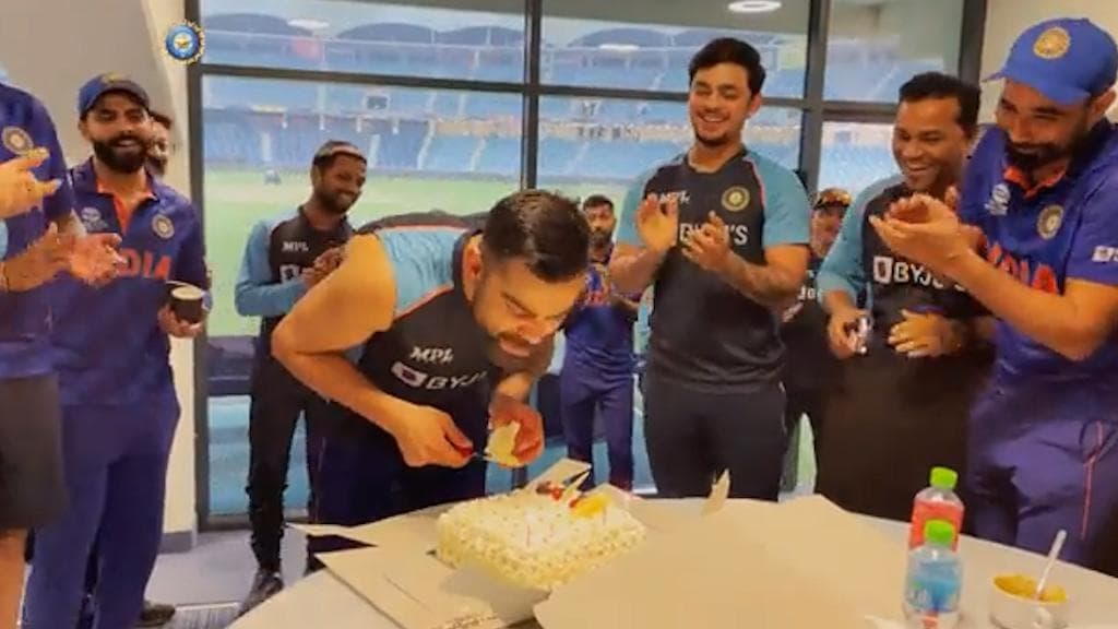 Watch: বিরাটের জন্মদিনে ড্রেসিংরুমে কাটা হল কেক, সেলিব্রেশন টিম ইন্ডিয়ার