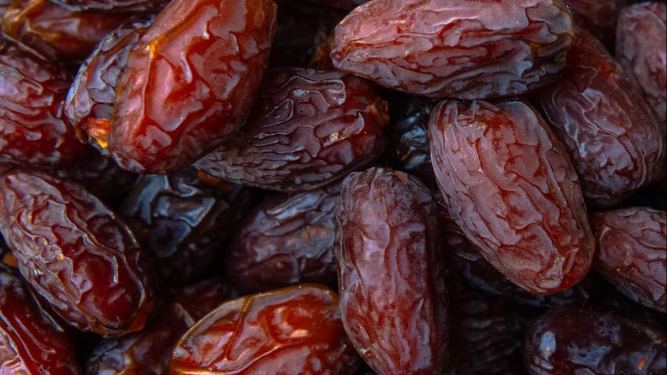 Health Benefits of Dates: मज़बूत हड्डियां, अच्छा मेटाबॉलिज़्म, सर्दियों में खजूर खाने के हैं कई फायदे 