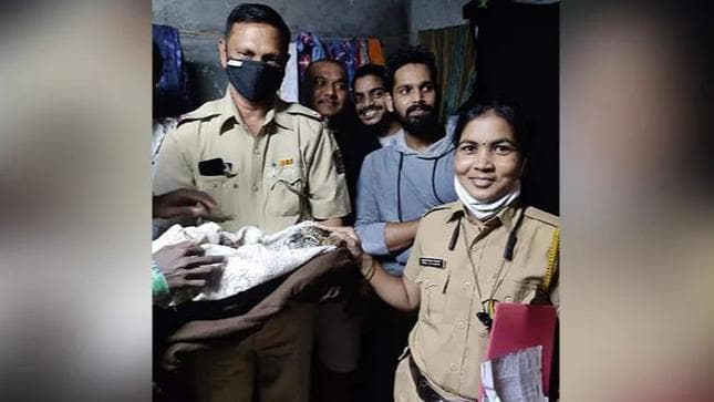 Viral: मुंबई की सड़कों पर घूमते नजर आया तेंदुए के बच्चा, देखें Video 