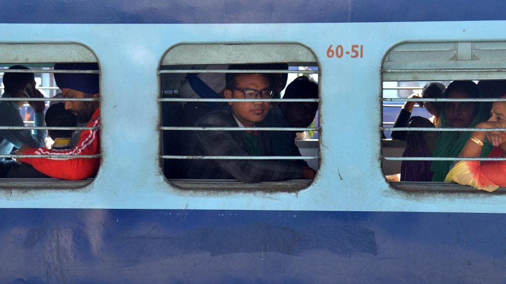 Indian Railway New Rule: নয়া নির্দেশিকায় চমক ভারতীয় রেলের, যাত্রী স্বাচ্ছন্দ্যের লক্ষ্যে জারি বিধিনিষেধ