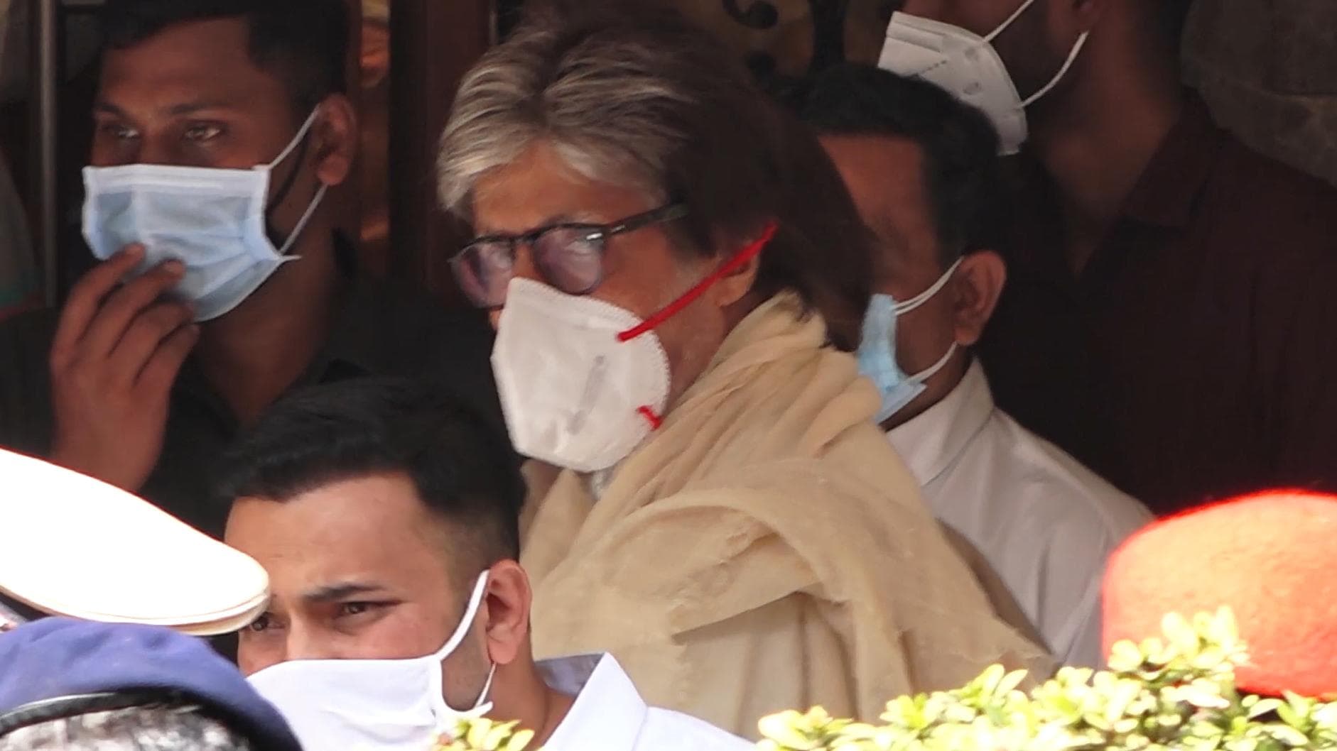 Lata Mangeshkar funeral: Amitabh Bachchan, Anupam Kher, Shraddha Kapoor pay their last respects 