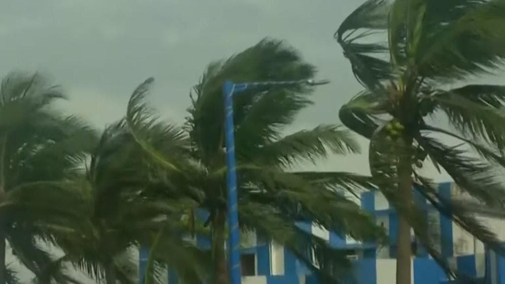 Bengal Weather Update: ঘূর্ণিঝড়ের দিক বদল, ভারী বৃষ্টির হাত থেকে নিস্তার নেই বাংলার