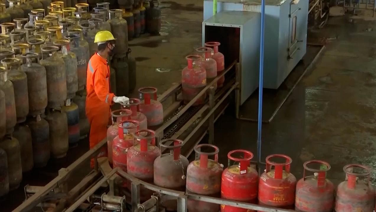 Budget 2022: বাজেটের আগেই দাম কমল কমার্শিয়াল গ্যাসের, একই থাকবে রান্নার গ্যাসের দাম